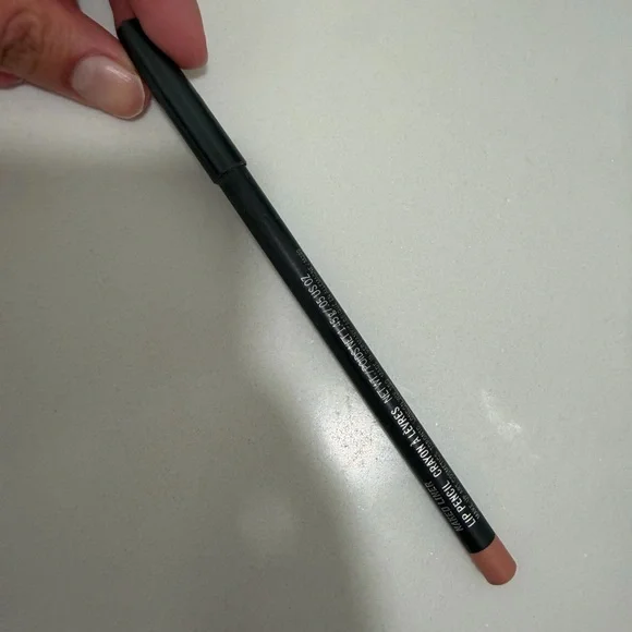 MAC Cosmetics Lip Liner in “naked” - Picture 1 of 4